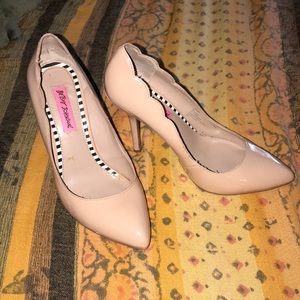 Betsey Johnson Scalloped Nude Heel Size 8